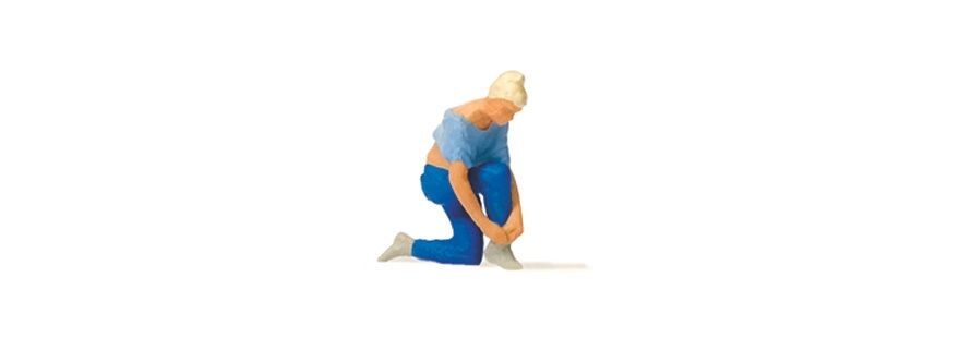 Preiser 28167 Woman tying her shoes 1:87