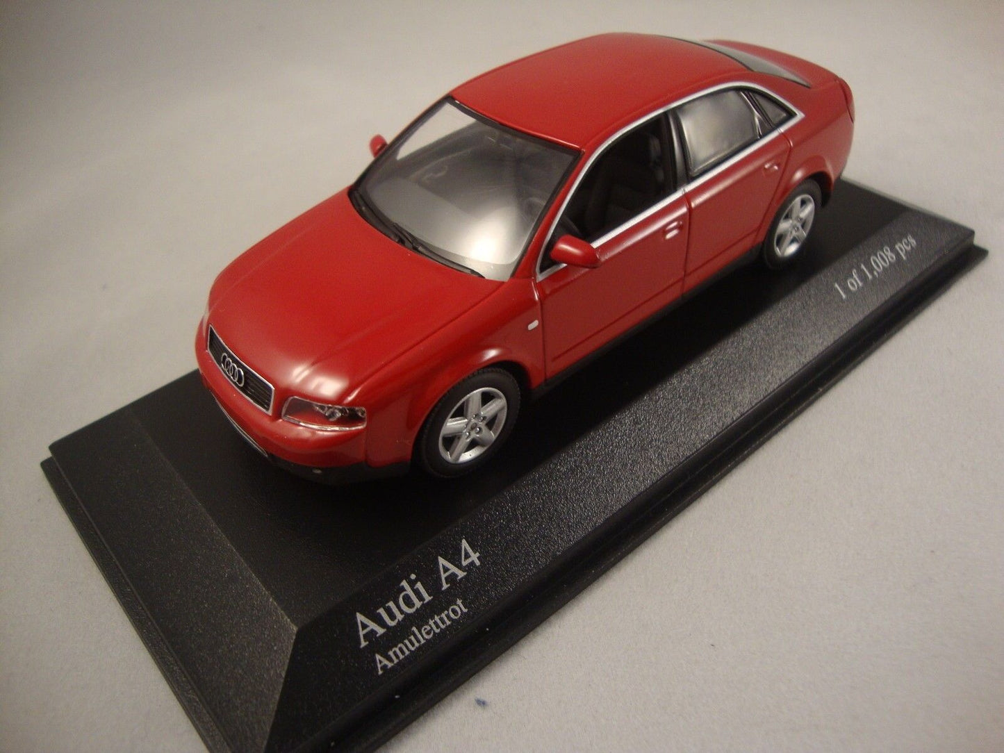 Minichamps 430010102 AUDI A4 - 2000 - RED  1:43 suberb detail