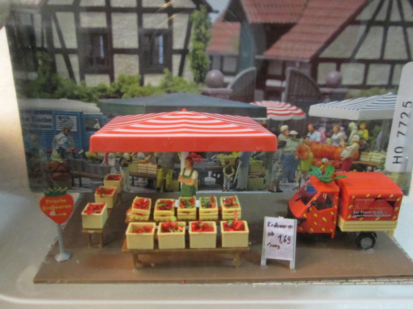 Busch PRE-BUILT ROADSIDE STRAWBERRY STAND Farmer's Market Mini Scene 7725 1:87