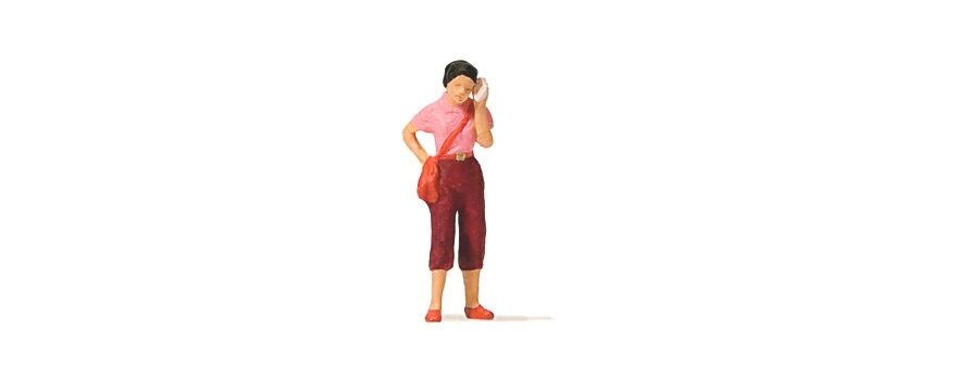 Preiser 28166 Woman with mobile phone 1:87